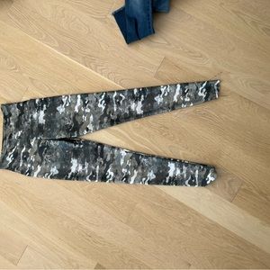 Onzie camo leggings- size small